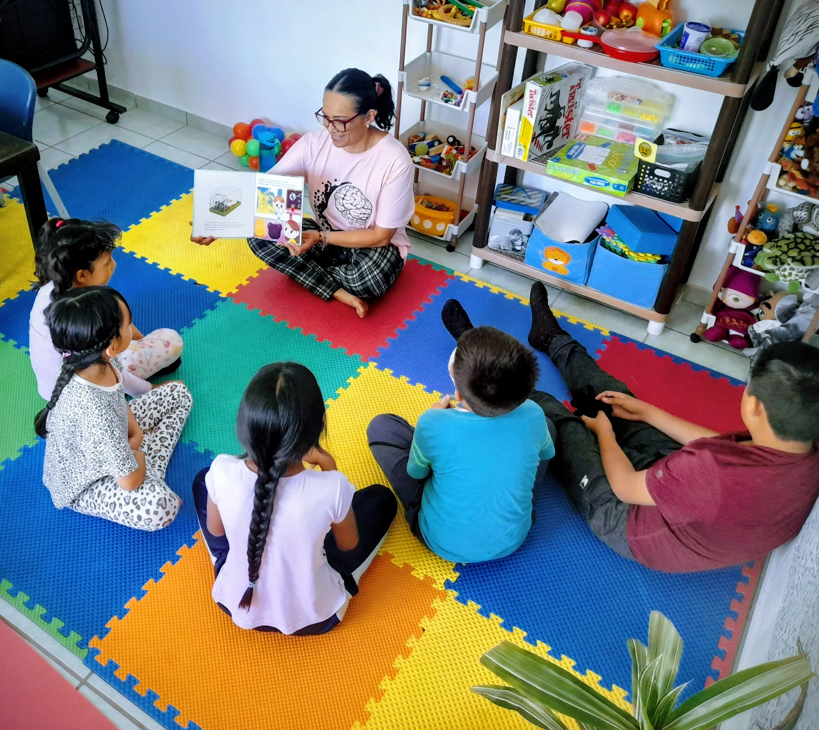 Niños disfrutando la lectura